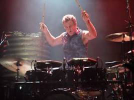 kampf gegen krebs verloren: trauer um midnight-oil-drummer rob hirst 