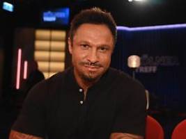 Sie verspricht ihm Heilung: Daniel Aminati zieht sich an seiner Tochter hoch