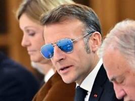 Ungewöhnlicher Look: Wieso trägt Macron bei Auftritten eine Sonnenbrille?