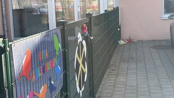 der tag nach dem kita-unglück: grablichter – und ein gelb-blauer plüschfisch