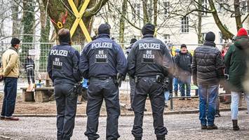 im streit um eine berliner flüchtlingsunterkunft liegen die nerven blank