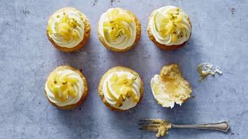 Zitronen-Cupcakes mit süßem Geheimnis