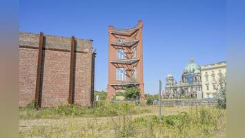 Wiederaufbau der Schinkelschen Bauakademie erhält originale Ziegelfassade