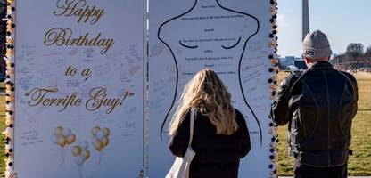 Jeffrey Epstein: Drei Meter hohe Nachbildung von Trumps Geburtstagsnachricht aufgetaucht