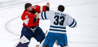 NHL-Eishockey: Torhüter Sergej Bobrowski und Nedeljkovic liefern sich seltenen Schlagabtausch