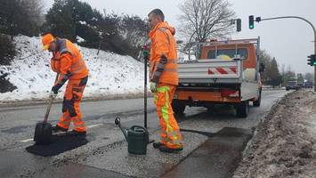 Flickenteppich auf der B5: Viele Schlaglöcher durch Frost