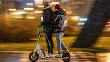 Tempo 75! Polizei stoppt zwei Minderjährige mit aufgemotztem E-Scooter