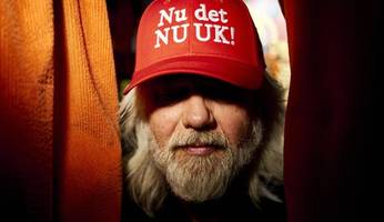 „make america go away“: rote kappen werden zum symbol des widerstands