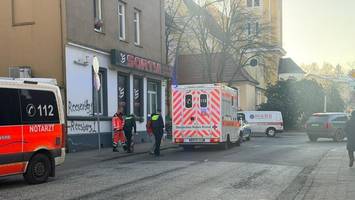 schwerer unfall: mann fährt junger mutter über die beine und flüchtet