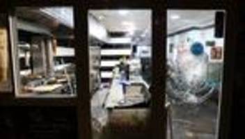 demonstration in dortmund: nach demo in dortmund: attacken auf imbiss und beamte