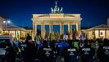 Demonstrationen: Pro-kurdische Demonstranten ziehen durch Berlin