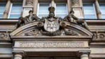 Urteile: Nach Messerangriff: Fast fünf Jahre Haft für 24-Jährige