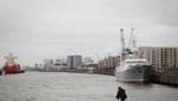 wetter: wolken, glätte und stürmische böen an der küste