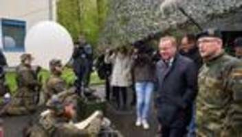 Übung: Bundeswehr übt das Abwerfen von Flugblättern