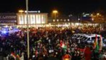 pro-kurdische demonstrationen: tausende protestieren gegen angriffe auf kurden in syrien