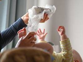 Volle Windeln und Erbrochenes: Abgehärtet: Eltern ekeln sich weniger