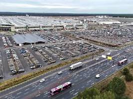 kein abbau bei stammbelegschaft: weniger tesla-beschäftige in grünheide - schwankungen vollkommen normal