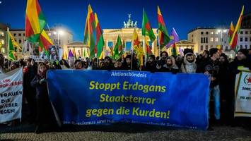 machtkampf in syrien: pro-kurdische demonstranten ziehen durch berlin