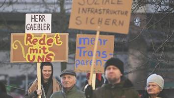 Protest gegen Berliner Baupolitik: Anwohner stellen Senator zur Rede