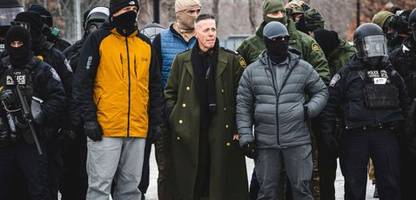 Mantel von Gregory Bovino: Wie ein eleganter SS-Offizier, der sich vom prügelnden SA-Pöbel unterscheidet