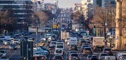 stau in berlin, hamburg, münchen: wo autofahrer schlecht vorankommen – und wo besonders gut