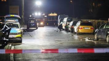 brutale messerattacke vor netto: drei täter entgehen dem prozess