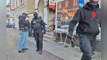 Großrazzia in Pinneberg: Polizisten und Hunde filzen Kioske in der City