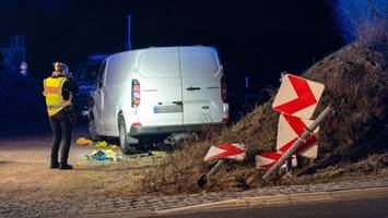 Mann kracht in Kreisel mit Kleintransporter gegen Erdwall