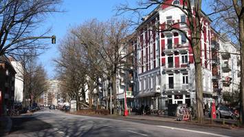 Ohrring herausgerissen: Seniorin wird vor Wohnungstür überfallen