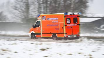 Von Lkw erfasst, als er Auto vom Schnee befreite: Senior stirbt nach Unfall