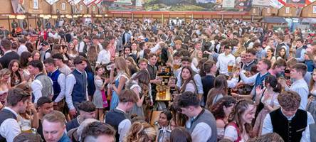 Bier, Schafkopf und Markus Söder: Das ist auf dem Gögginger Frühlingsfest geboten