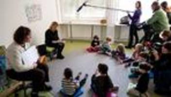 Bildung: Sehr schön, ich bin Karin: Ministerin liest in Kita vor