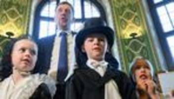 brauchtum: kinder feiern vogelhochzeit in der staatskanzlei