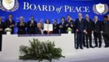 weltwirtschaftsforum davos: donald trump unterzeichnet gründungsdokument seines friedensrats