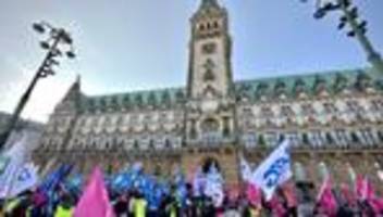 Öffentlicher Dienst: Warnstreik im öffentlichen Dienst - Hunderte bei Kundgebung