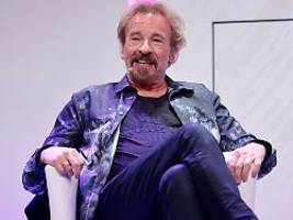 es wird wieder: thomas gottschalk läuft reporter in die arme