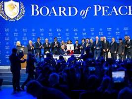 konkurrenz zu den un: trump unterzeichnet dokument für seinen friedensrat