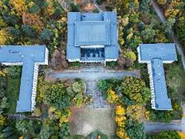 Löscharbeiten dauern an: Feuer auf Bogensee-Areal mit Goebbels-Villa ausgebrochen