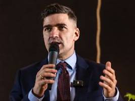 remigration verteidigt: martin sellner lädt trotz partei-intervention afd-politikerin ein