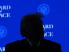 trump und sein friedensrat: der kaiser ist nicht nackt, eine witzfigur ist er trotzdem