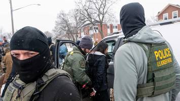 ICE-Polizisten nehmen bei Razzia Fünfjährigen fest