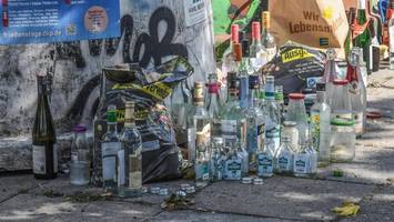 Überquellende Glascontainer: Warum Sie Altglas nicht daneben stellen sollten