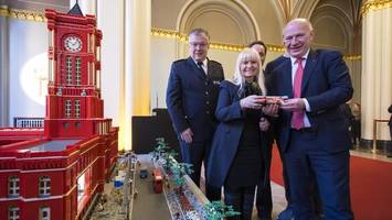 warum jetzt feuerwehrautos aus lego vor dem roten rathaus stehen