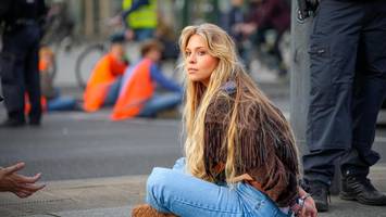 Anschlagsversuch auf Flugzeug von Merz: Wer ist Klimaaktivistin Anja Windl?