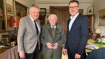 105 jahre! Ältester elmshorner feiert geburtstag mit besonderem besuch