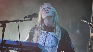 anna von hauswolff im knust: sängerin kaum zu sehen, aber fans euphorisch