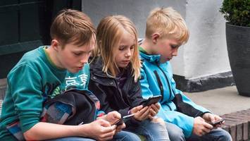 Daniel Günther kämpft um Social-Media-Verbot für Kinder – Wirtschaft applaudiert