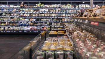 junge (14) zündet rakete in supermarkt-kühltruhe – jetzt ermittelt die polizei