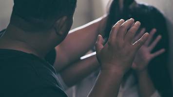 sexueller angriff mit faustschlägen: mann mit starkem speichelfluss gesucht