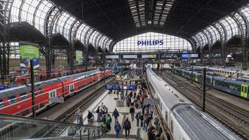 menschen am hauptbahnhof im gleis? verspätungen im zug- und s-bahn-verkehr